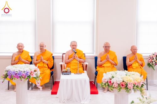 ภาพ No.319108:วันที่ 29 มีนาคม พ.ศ.2569 พิธีอัญเชิญรูปหล่อพระมงคลเทพมุนี (สด จนฺทสโร) ประดิษฐาน ณ ห้องปฏิบัติธรรม “มงคลรัตนโชติ”  วัดพระธรรมกายชิคาโก ประเทศสหรัฐอเมริกา