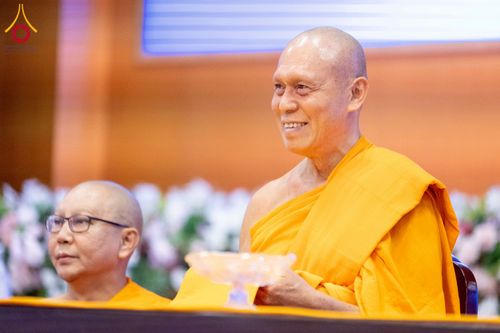 ภาพ No.264414:วันอาทิตย์ที่ 2 พฤศจิกายน พ.ศ. 2568 พิธีบูชาข้าวพระ ณ สภาธรรมกายสากล วัดพระธรรมกาย