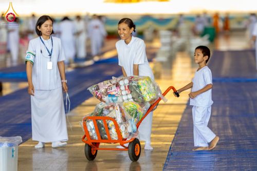 ภาพ No.256889:วันที่ 5 ตุลาคม พ.ศ. 2568 พิธีตักบาตร ข้าวสารอาหารแห้ง ณ บ้านแก้วเรือนทองคุณยายฯ สภาธรรมกายสากล วัดพระธรรมกาย