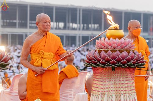 ภาพ No.122094:พิธีจุดประทีปถวายเป็นพุทธบูชา และบูชาธรรมมหาปูชนียาจารย์ พระมงคลเทพมุนี(สด จนฺทสโร) ในโครงการธรรมยาตรา กตัญญูบูชา มหาปูชนียาจารย์ พระมงคลเทพมุนี(สด จนฺทสโร) พระผู้ปราบมาร อนุสรณ์สถาน 7 แห่ง ปีที่ 12 วันที่ 31 มกราคม พ.ศ. 2567 ณ วัดพระธรรมกาย จ.ปทุมธานี