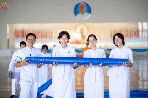 ภาพ No.222090:วันที่ 4 พฤษภาคม พ.ศ. 2568 พิธีตักบาตร เนื่องในวันอาทิตย์ต้นเดือน ณ บ้านแก้วเรือนทองคุณยายฯ วัดพระธรรมกาย