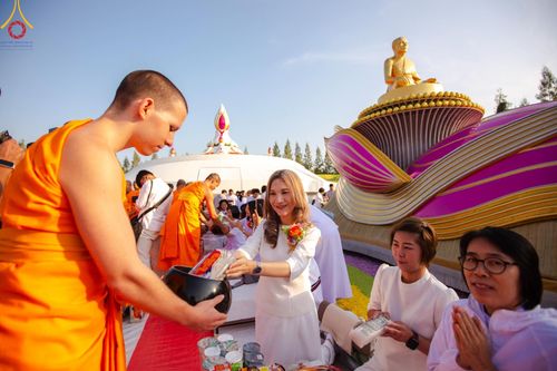 ภาพ No.193077:พิธีตักบาตรพระธรรมยาตรา ณ อนุสรณ์สถานคลองบางนางแท่น อ.สามพราน จ.นครปฐม ในโครงการธรรมยาตรา กตัญญูบูชา มหาปูชนียาจารย์ พระมงคลเทพมุนี(สด จนฺทสโร) พระผู้ปราบมาร อนุสรณ์สถาน 7 แห่ง ปีที่ 13 วันที่ 11 มกราคม พ.ศ.2568
