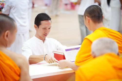 ภาพ No.228439:วันอาทิตย์ที่ 8 มิถุนายน พ.ศ. 2568 พิธีถวายทุนสนับสนุนพระไตรปิฎกฉบับธรรมชัย และอนุรักษ์คัมภีร์โบราณ ณ ห้องแก้วสารพัดนึก 2 วัดพระธรรมกาย