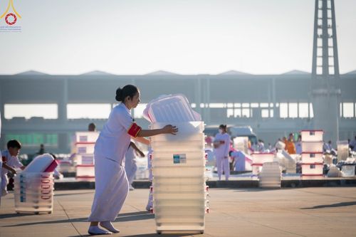 ภาพ No.105364:พิธีตักบาตรฉลองพระบวชใหม่ รุ่นบูชาธรรมมหาปูชนียาจารย์ และต้อนรับศักราชใหม่ วันจันทร์ที่ 1 มกราคม พ.ศ. 2567 ณ ลานธรรมพระมหาธรรมกายเจดีย์ วัดพระธรรมกาย