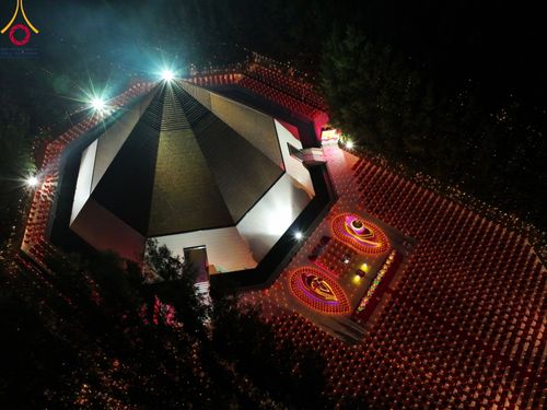 ภาพ No.107237:พิธีจุดประทีปถวายเป็นพุทธบูชา และบูชาธรรมมหาปูชนียาจารย์ ในโครงการธรรมยาตรากตัญญูบูชา มหาปูชนียาจารย์ พระมงคลเทพมุนี(สด จนฺทสโร) พระผู้ปราบมาร  อนุสรณ์สถาน 7 แห่ง ปีที่ 12  วันที่ 6 มกราคม พ.ศ. 2567 ณ อนุสรณ์สถานมหาวิหารพระมงคลเทพมุนี อ.สองพี่น้อง จ.สุพร