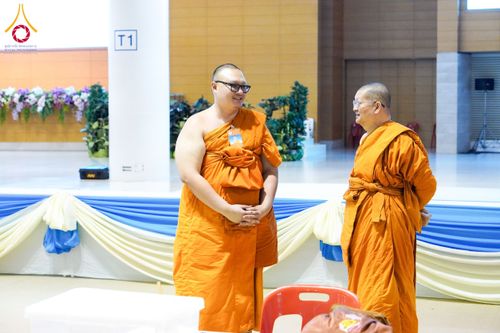 ภาพ No.208904:พระบาทสมเด็จพระเจ้าอยู่หัวทรงพระกรุณาโปรดเกล้าฯ พระราชทานภัตตาหารพระราชทาน แด่พระภิกษุ สามเณร ในการสอบบาลีสนามหลวง ณ วัดพระธรรมกาย วันที่ 22 กุมภาพันธ์ พ.ศ. 2568 ณ วัดพระธรรมกาย อำเภอคลองหลวง จังหวัดปทุมธานี