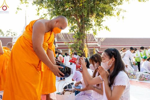 ภาพ No.112821:พิธีตักบาตรพระธรรมยาตราฯ ณ วัดสองพี่น้อง จ.สุพรรณบุรี วันที่ 15 มกราคม พ.ศ. 2567