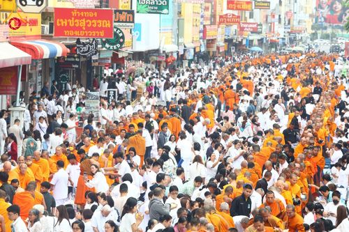 ภาพ No.210397:วันอาทิตย์ที่ 9 มีนาคม พ.ศ. 2568 พ่อเมืองโคราชจัดตักบาตรพระหมื่น ทำบุญเมือง 557 ปี