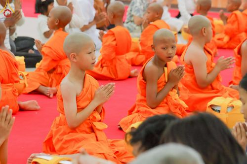 ภาพ No.216307:วันเสาร์ที่ 5 เมษายน พ.ศ. 2568 พิธีตัดปอยผม พิธีขอขมาผู้ปกครอง พิธีขอขมามอบผ้าไตร พิธีบรรพชา พิธีถวายบาตรสามเณร ณ ศูนย์ปฏิบัติธรรมและศูนย์อบรมเยาวชนเพชรบุรี ต.ท่าแลง อ.ท่ายาง จ.เพชรบุรี