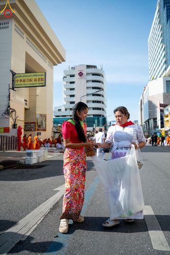ภาพ No.151751:V.55 ทีมใหญ่ที่หาดใหญ่ เจ้าหน้าที่ทุกสถานะ หลายสัญชาติ ร่วมกันจัดงานตักบาตรที่หาดใหญ่ วันที่ 10-11 สิงหาคม พ.ศ. 2567