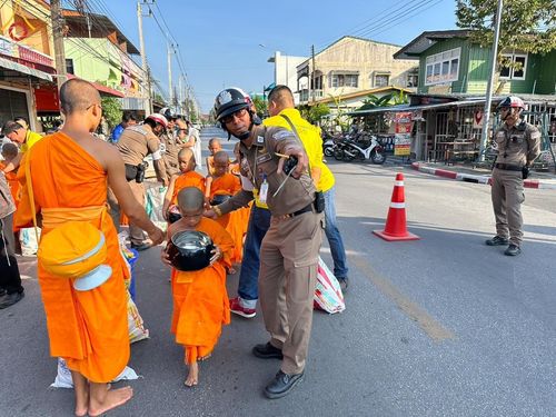 ภาพ No.133563:พิธีขอขมารับผ้าไตร, พิธีบรรพชาสามเณร, สามเณรออกบิณฑบาต ในโครงการบรรพชาสามเณร ฟื้นฟูพระพุทธศาสนาทั่วไทย  ณ ศูนย์ปฏิบัติธรรม และอบรมเยาวชนเมืองยะลา วันที่ 3 เมษายน พ.ศ. 2567
