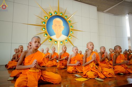 ภาพ No.143301:พิธีถวายภัตตาหารเพื่อเป็นกำลังแห่งการเข้าถึงธรรม ของพระภิกษุสามเณร วัดพระธรรมกาย วันเสาร์ที่ 6 กรกฏาคม พ.ศ. 2567 ณ หอฉันคุณยายอาจารย์ วัดพระธรรมกาย จ.ปทุมธานี