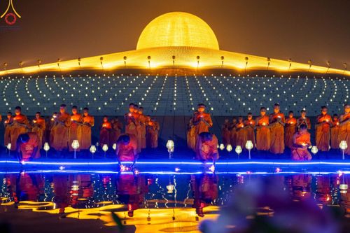 ภาพ No.122340:พิธีจุดประทีปถวายเป็นพุทธบูชา และบูชาธรรมมหาปูชนียาจารย์ พระมงคลเทพมุนี(สด จนฺทสโร) ในโครงการธรรมยาตรา กตัญญูบูชา มหาปูชนียาจารย์ พระมงคลเทพมุนี(สด จนฺทสโร) พระผู้ปราบมาร อนุสรณ์สถาน 7 แห่ง ปีที่ 12 วันที่ 31 มกราคม พ.ศ. 2567 ณ วัดพระธรรมกาย จ.ปทุมธานี (