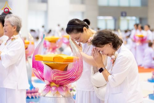 ภาพ No.215509:วันอาทิตย์ต้นเดือนที่ 6 เมษายน พ.ศ. 2568 ขบวนอัญเชิญผ้าป่าสมทบ มหาสังฆทาน 40,000 กว่าวัดทั่วประเทศ ณ สภาธรรมกายสากล วัดพระธรรมกาย