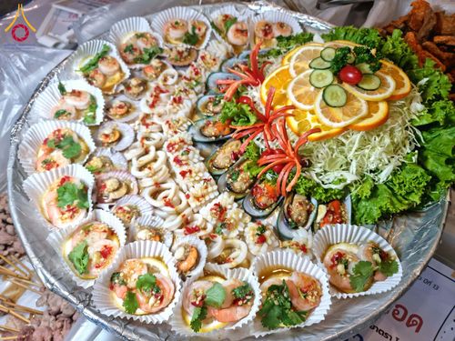 ภาพ No.202803:พิธีถวายภัตตาหารเป็นสังฆทาน แด่พระธรรมยาตรา ณ วัดพระธรรมกาย ตำบลคลองสาม อำเภอคลองหลวง จังหวัดปทุมธานี ในโครงการธรรมยาตรา กตัญญูบูชา มหาปูชนียาจารย์ พระมงคลเทพมุนี(สด จนฺทสโร) พระผู้ปราบมาร อนุสรณ์สถาน 7 แห่ง ปีที่ 13 วันที่ 28 มกราคม พ.ศ. 2568