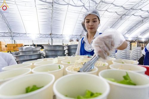 ภาพ No.58939:V.40 ภัตตาหารพระหมื่นวัด เราจัดให้ การปฏิบัติงานของเจ้าหน้าที่และอาสาสมัคร เพื่อรับบุญในการถวายภัตตาหาร แด่คณะสงฆ์ 10,000 กว่าวัดทั่วประเทศ ที่มาร่วมงานวันคุ้มครองโลก จันทร์ที่ 22 เมษายน พ.ศ. 2567 ณ วัดพระธรรมกาย