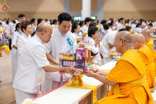 ภาพ No.145355:พิธีถวายผ้าอาบน้ำฝนและประทีปโคมไฟ ณ สภาธรรมกายสากล วัดพระธรรมกาย วันเสาร์ที่ 20 กรกฎาคม พ.ศ. 2567