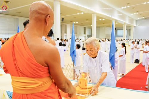 ภาพ No.159597:สัมมนาพิเศษและพิธีมอบองค์พระธรรมกาย 2,000 องค์ ณ ห้องแก้วสารพัดนึก 1 วัดพระธรรมกาย วันอาทิตย์ต้นเดือนที่ 6 ตุลาคม พ.ศ. 2567