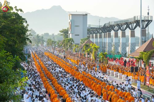 ภาพ No.101939:ตักบาตรพระ 10,000 รูป เติมบุญให้แผ่นดิน เนื่องในโอกาส 192 ปี จังหวัดกาญจนบุรี หนึ่งในโครงการตักบาตรพระ 2,000,000 รูป  77 จังหวัดทุกวัดทั่วไทย วันจันทร์ที่ 11 ธันวาคม พ.ศ. 2566 บริเวณถนนสองแคว (SKY WALK) เมืองกาญจนบุรี