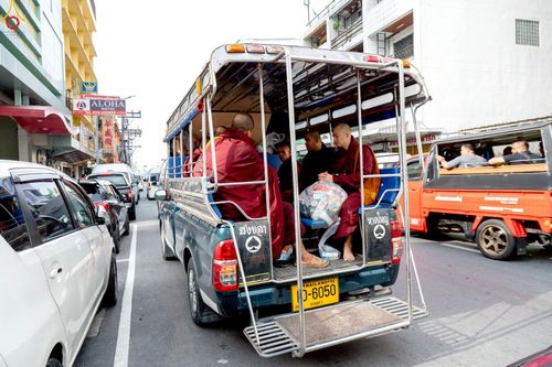 ภาพ No.237179:วันอาทิตย์ที่ 10 สิงหาคม พ.ศ. 2568 มหาสังฆทานครั้งยิ่งใหญ่ ตักบาตรพระ 10,000 รูป ถ.นิพัทธ์อุทิศ 3 ใจกลางนครหาดใหญ่ จ.สงขลา (ชุดที่ 2)