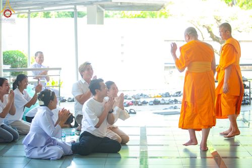 ภาพ No.205802:พิธีสวดพระพุทธมนต์ และถวายภัตตาหารเมนูสวรรค์แด่พระภิกษุ สามเณร วันจันทร์ที่ 3 กุมภาพันธ์ พ.ศ. 2568 ณ หอฉันคุณยายอาจารย์ฯ วัดพระธรรมกาย