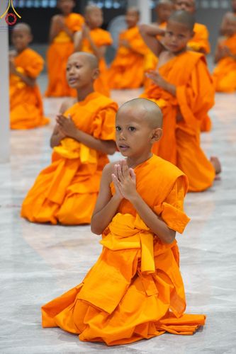 ภาพ No.61190:สามเณรออกบิณฑบาต และกิจกรรมอบรมสามเณร ในโครงการบรรพชาสามเณรฟื้นฟู พระพุทธศาสนาทั่วไทย ณ ศูนย์อบรมที่พักสงฆ์บ้านร่มเย็น จ.นราธิวาส วันที่ 2-15 เมษายน พ.ศ. 2567