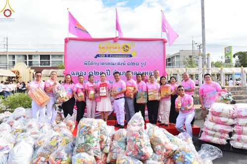 ภาพ No.150921:พิธีเจริญพระพุทธมนต์ และทำบุญตักบาตรแด่คณะสงฆ์ จำนวน 121 รูป เนื่องในโอกาสฉลองครบรอบ 120 ปี อำเภอคลองหลวง จังหวัดปทุมธานี เพื่อถวายเป็นพุทธบูชา ช่วยเหลือผู้ประสบความเดือดร้อนจากอุทกภัย และคณะสงฆ์ 323 วัด 4 จังหวัดชายแดนภาคใต้ วันเสาร์ที่ 31 สิงหาคม พ.ศ. 