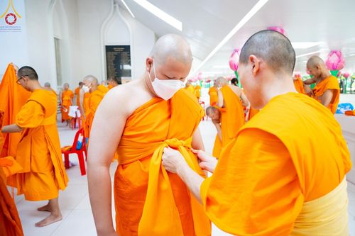 ภาพ No.141453:พิธีบรรพชาอุปสมบท โครงการอุปสมบทหมู่รุ่นผู้บริหาร รุ่นที่ 14 โครงการอุปสมบทหมู่ธรรมทายาท ระดับอุดมศึกษา รุ่นที่ 51 ภาคฤดูฝน ณ โบสถ์พระไตรปิฎก วัดพระธรรมกาย ในวันเสาร์ที่ 15 มิถุนายน พ.ศ. 2567