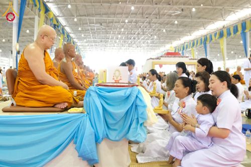 ภาพ No.60064:พิธีเจริญพระพุทธมนต์ "ฉลองอายุวัฒนมงคล 80 ปี หลวงพ่อธัมมชโย" พิธีถวายไทยธรรม คณะสงฆ์ 10,000 กว่าวัดทั่วประเทศ ในวันคุ้มครองโลก วันจันทร์ที่ 22 เมษายน พ.ศ. 2567 ณ สภาธรรมกายสากล วัดพระธรรมกาย จ.ปทุมธานี