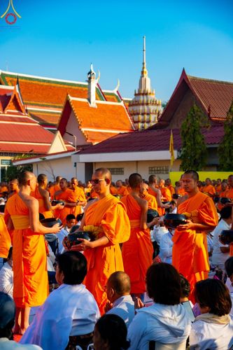 ภาพ No.197758:พิธีตักบาตรพระธรรมยาตรา ณ อนุสรณ์สถานลำดับที่ 4 สถานที่เกิดด้วยกายธรรม วัดโบสถ์(บน) ต.บางคูเวียง จ.นนทบุรี ในโครงการธรรมยาตรา กตัญญูบูชา มหาปูชนียาจารย์ พระมงคลเทพมุนี(สด จนฺทสโร) พระผู้ปราบมาร อนุสรณ์สถาน 7 แห่ง ปีที่ 13 วันที่ 19 มกราคม พ.ศ. 2568
