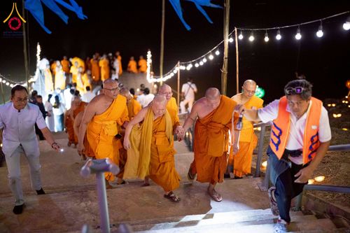 ภาพ No.266221:วันพุธที่ 5 พฤศจิกายน พ.ศ. 2568 (วันพระ ขึ้น 15 ค่ำ เดือน 12) พิธีจุดประทีปโคมลาน, โคมลอย และลอยกระทง ถวายประทีปเป็นพุทธบูชา สร้างความสว่างไสวให้กับแผ่นดินด้วยแสงธรรม ณ พุทธอุทยานนานาชาติ จังหวัดหนองคาย