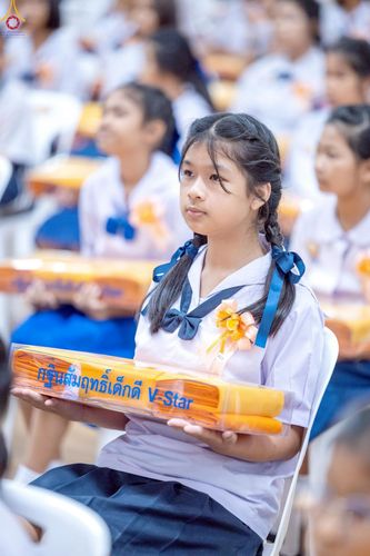 ภาพ No.246037:วันเสาร์ที่ 13 กันยายน พ.ศ. 2568 พิธีมอบผ้าไตรประธานกฐินสัมฤทธิ์เด็กดี V-Star ณ สภาธรรมกายสากล วัดพระธรรมกาย