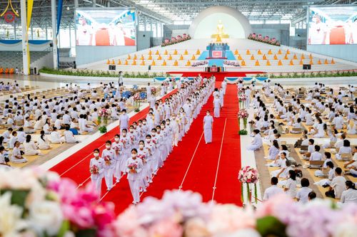 ภาพ No.89557:พิธีตักบาตร ข้าวสารอาหารแห้ง พิธีบูชาข้าวพระ และพิธีจุดเทียนใจ ไฟนิรันดร์  อนันตชัย ณ สภาธรรมกายสากล วัดพระธรรมกาย วันอาทิตย์ที่ 1 ตุลาคม พ.ศ. 2566