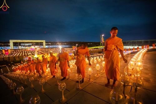 ภาพ No.160702:พิธีจุดประทีป 20,000 ดวง บูชาพระมหาธรรมกายเจดีย์ และบูชาพระมงคลเทพมุนี (สด จนฺทสโร) พระผู้ปราบมาร ณ ลานธรรม พระมหาธรรมกายเจดีย์ วัดพระธรรมกาย จ.ปทุมธานี วันที่ 10 ตุลาคม พ.ศ. 2567