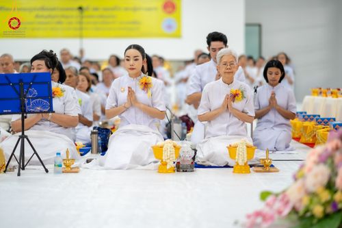 ภาพ No.160920:พิธีเจริญพระพุทธมนต์ และปิดแผ่นทองรูปเหมือน พระเดชพระคุณพระมงคลเทพมุนี (สด จนฺทสโร) พระผู้ปราบมาร จำนวน 3 องค์ วันเสาร์ที่ 5 ตุลาคม พ.ศ. 2567 ณ อาคารปลูกศรัทธา 2 (ชานชลาเดิม) วัดพระธรรมกาย อ.คลองหลวง จ.ปทุมธานี