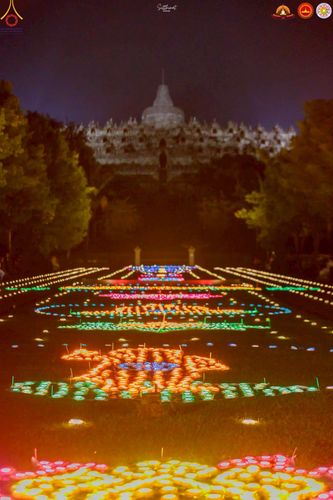 ภาพ No.224598:วันจันทร์ที่ 12 พฤษภาคม พ.ศ. 2568  ชาวพุทธในอินโดนีเซีย ร่วมฉลองวิสาขบูชาจุดประทีปกว่า 200,000 ดวง ณ พระมหาเจดีย์บรมพุทโธ  เจริญพุทธมนต์ถวาย “พระวชิรเกล้าเจ้าอยู่หัว”