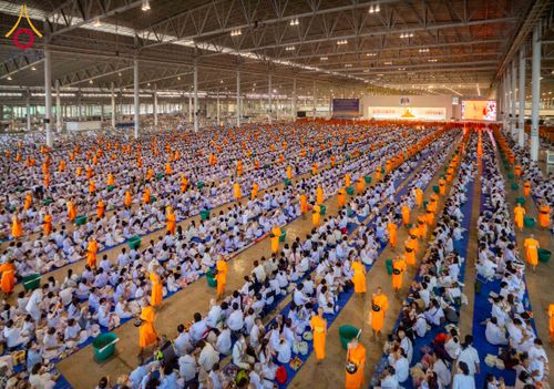 ภาพ No.308467:วันที่ 1 กุมภาพันธ์ พ.ศ. 2569 พิธีตักบาตรข้าวสารอาหารแห้ง ณ บ้านแก้วเรือนทองคุณยาย สภาธรรมกายสากล วัดพระธรรมกาย