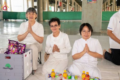 ภาพ No.339947:วันอาทิตย์ที่ 19 กรกฎาคม พ.ศ.2569 พิธีตักบาตรโครงการบรรพชาสามเณรนานาชาติ รุ่นที่ 15 ณ มหารัตนวิหารคด 6 วัดพระธรรมกาย