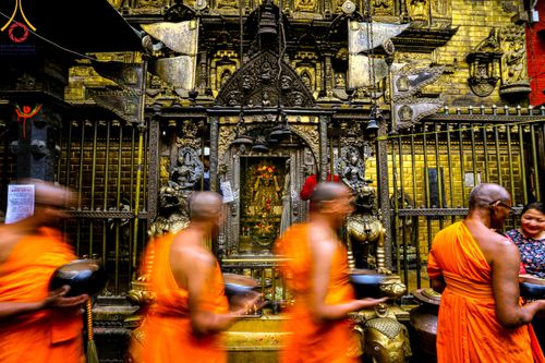 ภาพ No.317249:วันอังคารที่ 31 มีนาคม พ.ศ.2569 จาริกบิณฑบาตแห่งศรัทธา จากวัดอเชศวรสู่สี่แยกปาตันและวัดศรี ประเทศเนปาล