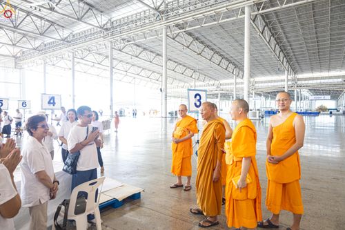 ภาพ No.321976:วันที่ 12 -13 เมษายน พ.ศ.2569 การเตรียมกล่องไทยธรรม + การขนย้ายเก้าอี้ เพื่องานถวายมหาสังฆทาน 40,000 กว่าวัดทั่วประเทศ วันคุ้มครองโลก 22 เมษายน พ.ศ.2569 วัดพระธรรมกาย