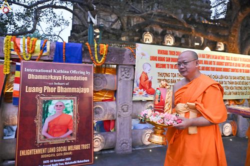 ภาพ No.284089:วันที่ ๔ พฤศจิกายน พุทธศักราช ๒๕๖๘ กฐินสมทบวัดต่างประเทศ โดยคณะศิษยานุศิษย์ บูชาธรรม 81 ปี หลวงพ่อธัมมชโย ณ วัดมหาโพธิ์ เมืองพุทธคยา ประเทศอินเดีย