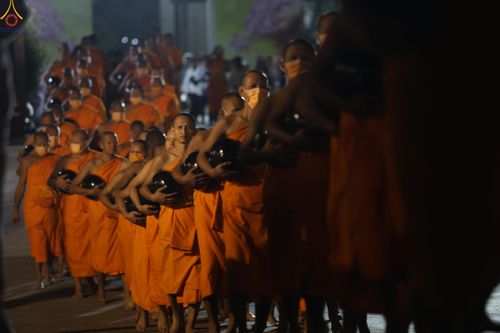 ภาพ No.289151:วันที่ 7 มกราคม พ.ศ. 2569 พิธีตักบาตรพระธรรมยาตรา ณ อนุสรณ์สถานลำดับที่ 1 สถานที่เกิดด้วยรูปกายเนื้อ อนุสรณ์สถานมหาวิหารพระมงคลเทพมุนี (โลตัสแลนด์) อ.สองพี่น้อง จ.สุพรรณบุรี ในโครงการธรรมยาตรา กตัญญูบูชา มหาปูชนียาจารย์ พระมงคลเทพมุนี(สด จนฺทสโร) พระผู้ป