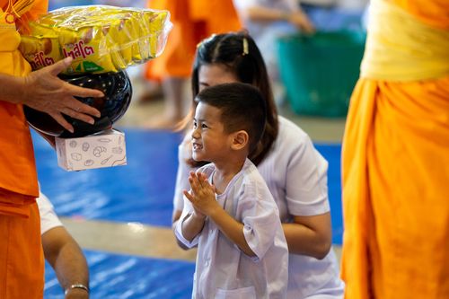 ภาพ No.311353:วันอาทิตย์ต้นเดือนที่ 1 มีนาคม พ.ศ.2569 พิธีตักบาตร และ พิธีบูชาข้าวพระ ณ สภาธรรมกายสากล วัดพระธรรมกาย