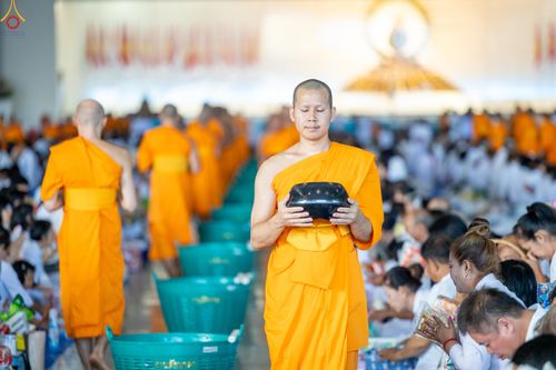 ภาพ No.318175:วันอาทิตย์ต้นเดือนที่ 5 เมษายน พ.ศ.2569 พิธีตักบาตร ณ บ้านแก้วเรือนทองคุณยายอาจารย์ฯ วัดพระธรรมกาย