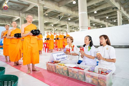 ภาพ No.336094:วันที่ 20 มิถุนายน พ.ศ. 2569 พิธีตักบาตรฉลองพระใหม่ โครงการอุปสมบทธรรมทายาทอุดมศึกษา รุ่นที่ 53
