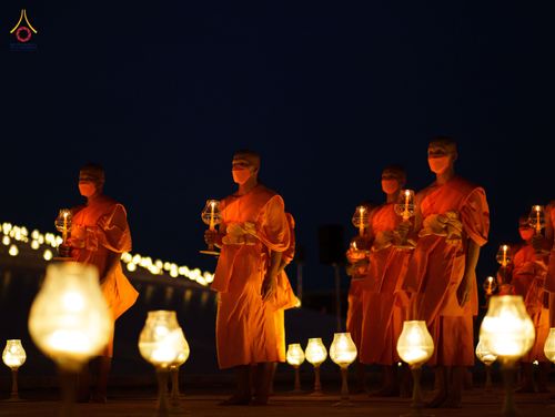 ภาพ No.81801:พิธีจุดวิสาขประทีปและเวียนประทักษิณ เนื่องในวันวิสาขบูชา วันเสาร์ที่ 3 มิถุนายน 2566 ณ ลานธรรมพระมหาธรรมกายเจดีย์ วัดพระธรรมกาย จ.ปทุมธานี