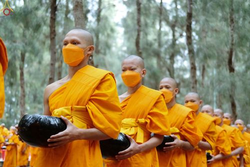 ภาพ No.69707:พิธีตักบาตรพระธรรมยาตราฯ ในโครงการธรรมยาตรากตัญญูบูชา มหาปูชนียาจารย์ พระมงคลเทพมุนี(สด จนฺทสโร) พระผู้ปราบมาร ปีที่ 11 ณ อนุสรณ์สถานลำดับที่ 1 สถานที่เกิดด้วยรูปกายเนื้อ อนุสรณ์สถานมหาวิหารพระมงคลเทพมุนี อ.สองพี่น้อง จ.สุพรรณบุรี