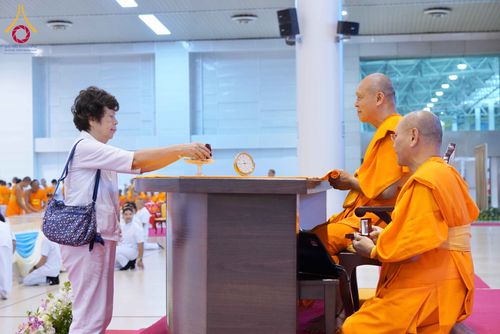 ภาพ No.338011:วันอาทิตย์ต้นเดือน 5 กรกฎาคม พ.ศ.2569 สัมมนาพิเศษ พิธีมอบพระของขวัญ ณ ห้องแก้วสารพัด1 วัดพระธรรมกาย