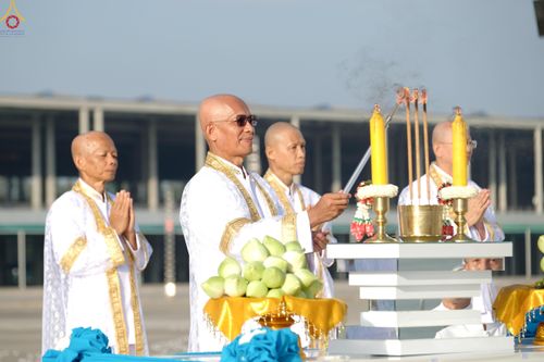 ภาพ No.330442:วันวิสาขบูชา อาทิตย์ที่ 31 พฤษภาคม พ.ศ.2569 พิธีเวียนประทักษิณ และพิธีวันทาเจดีย์ ณ พระมหาธรรมกายเจดีย์ วัดพระธรรมกาย จังหวัดปทุมธานี
