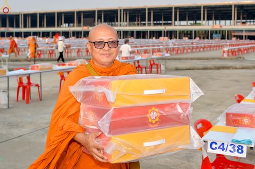 ภาพ No.323118:วันที่ 19 เมษายน พ.ศ.2569 การเรียงกล่องไทยธรรม , เตรียมงานจราจร เพื่องานถวายมหาสังฆทาน 40,000 กว่าวัดทั่วประเทศ วันคุ้มครองโลก 22 เมษายน พ.ศ.2569 วัดพระธรรมกาย
